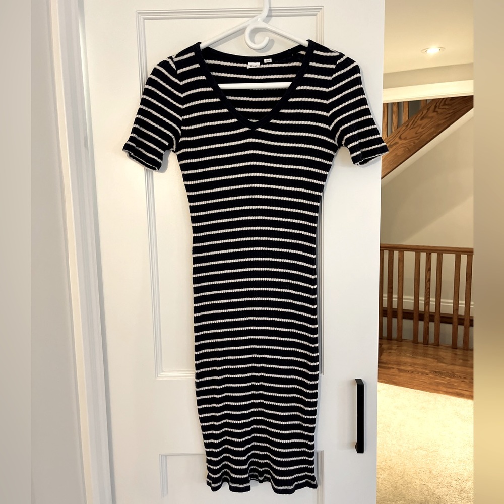 GAP Ribbed bodycon dress - like new 🤍💙